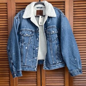 Levi's Oversized 90’s Denim Trucker Jacket with Sherpa Lining